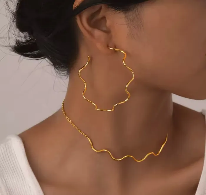 Wavy Hoop Set Get Signatured Earrings